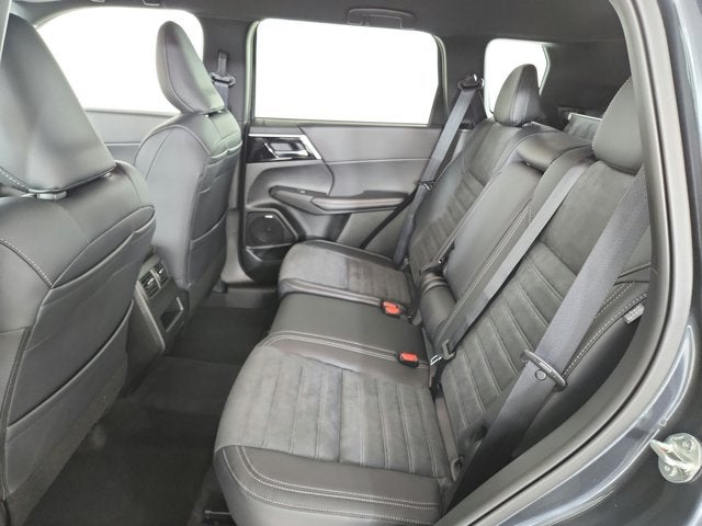 2027 Mitsubishi Outlander LE