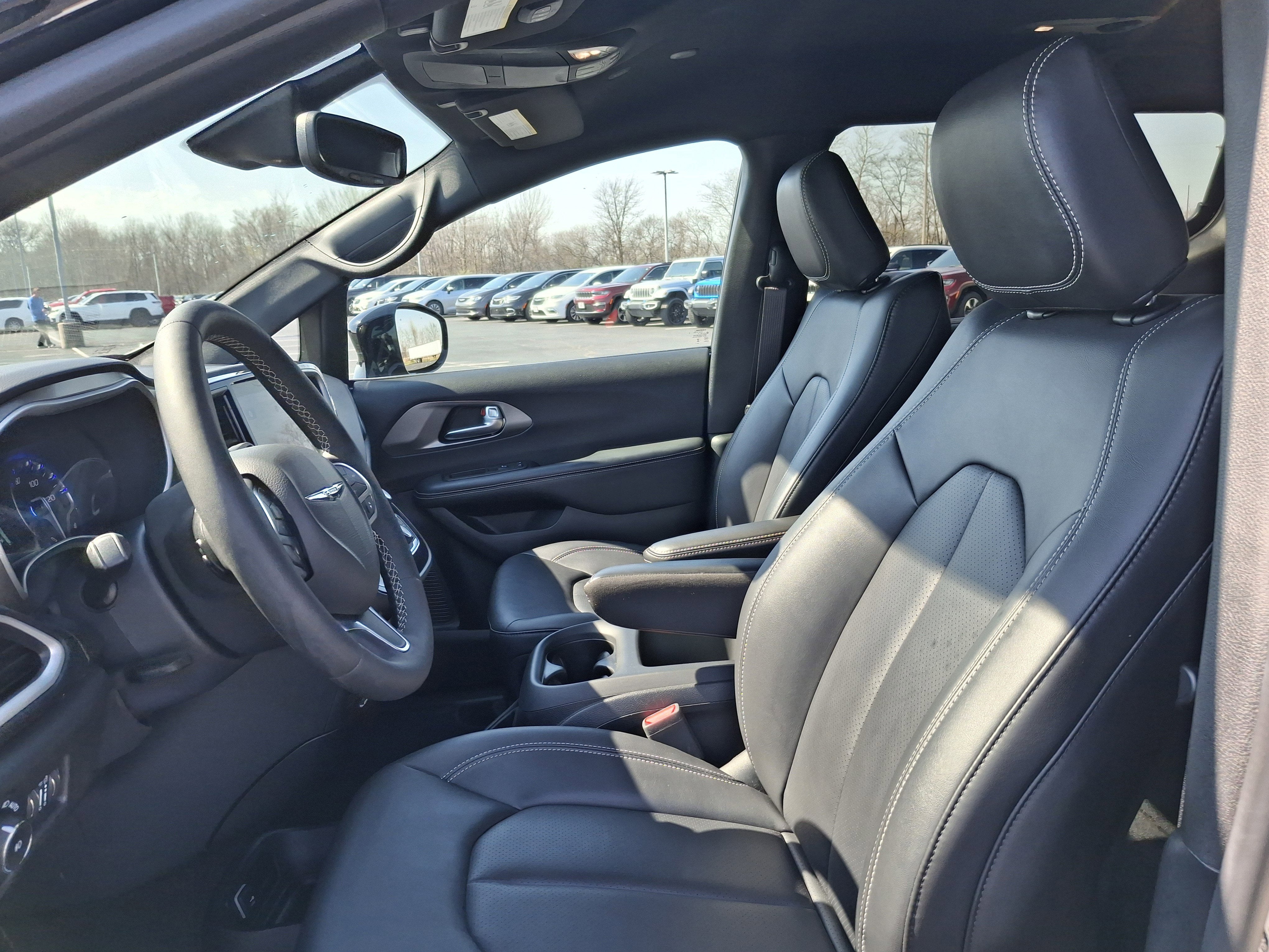 2025 Chrysler Pacifica Select