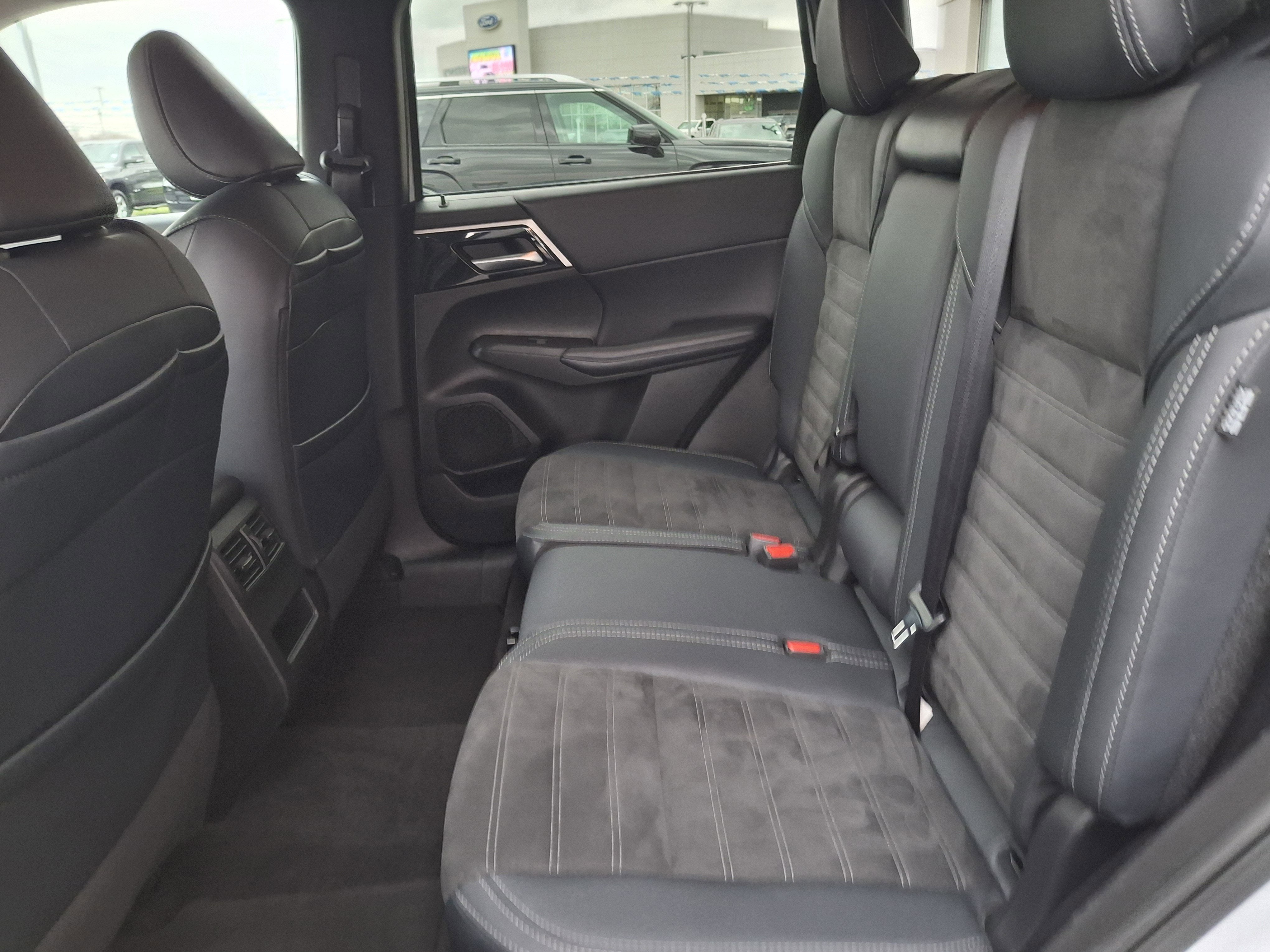 2024 Mitsubishi Outlander Base