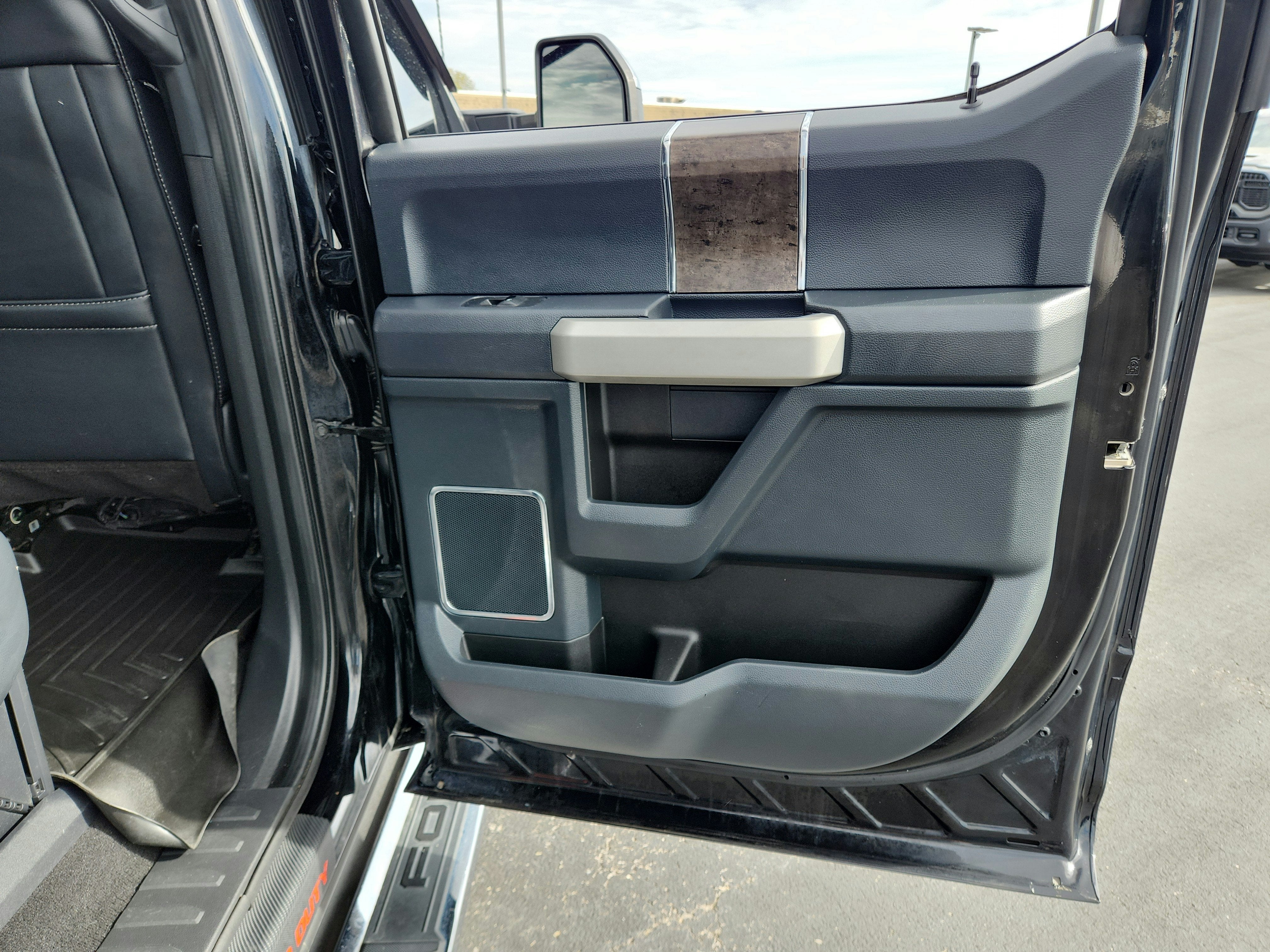 2022 Ford F-350 LARIAT 4WD Crew Cab 6.75' Box