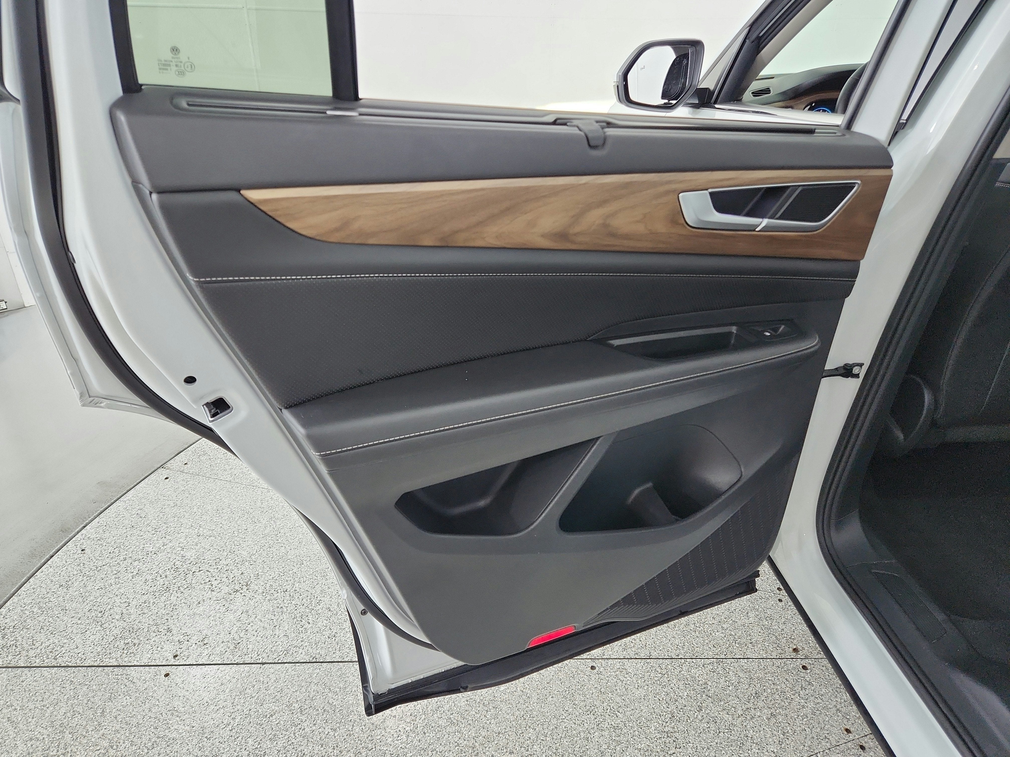 2025 Volkswagen Atlas 2.0T SE w/Technology FWD