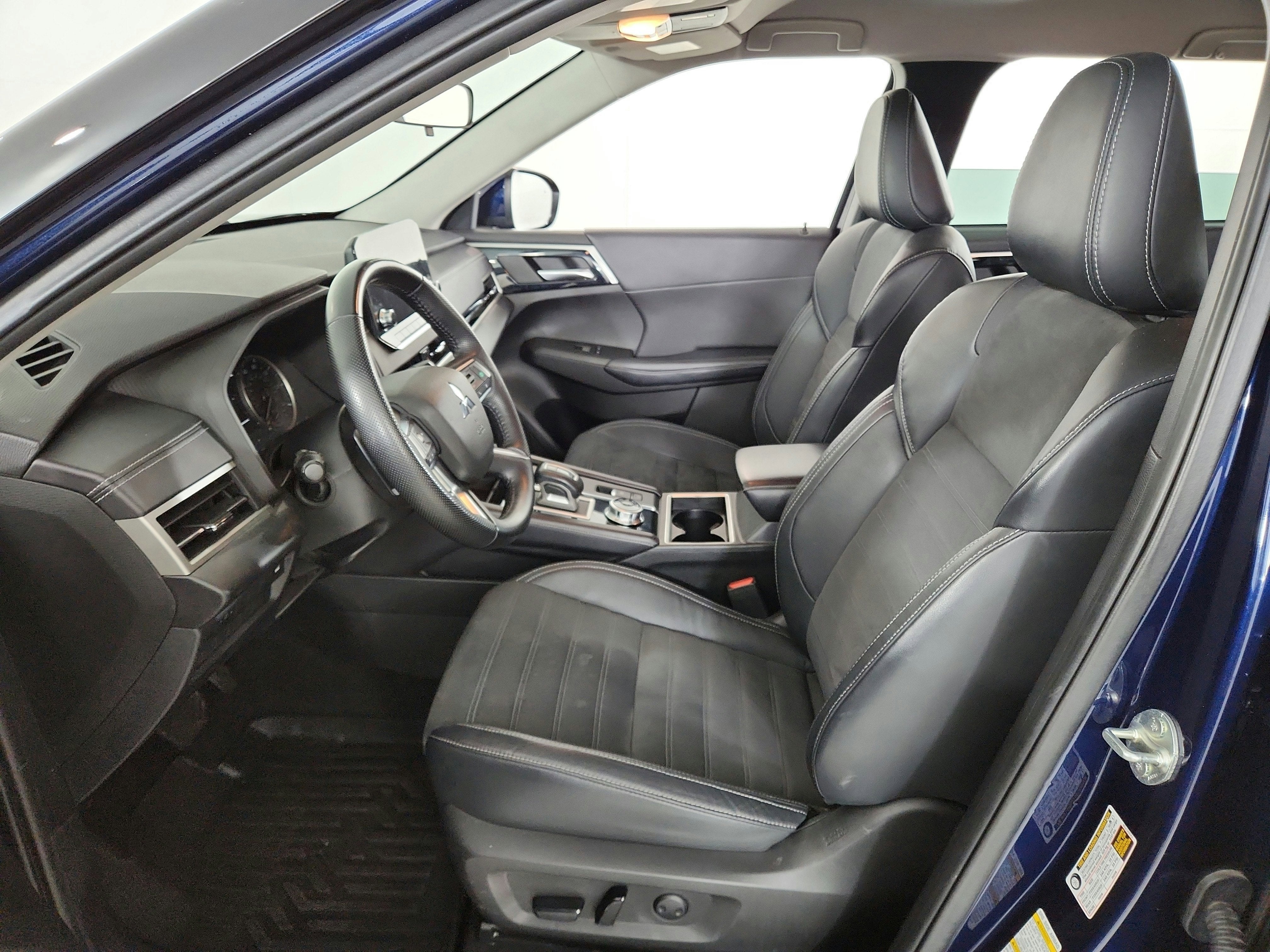 2023 Mitsubishi Outlander Base