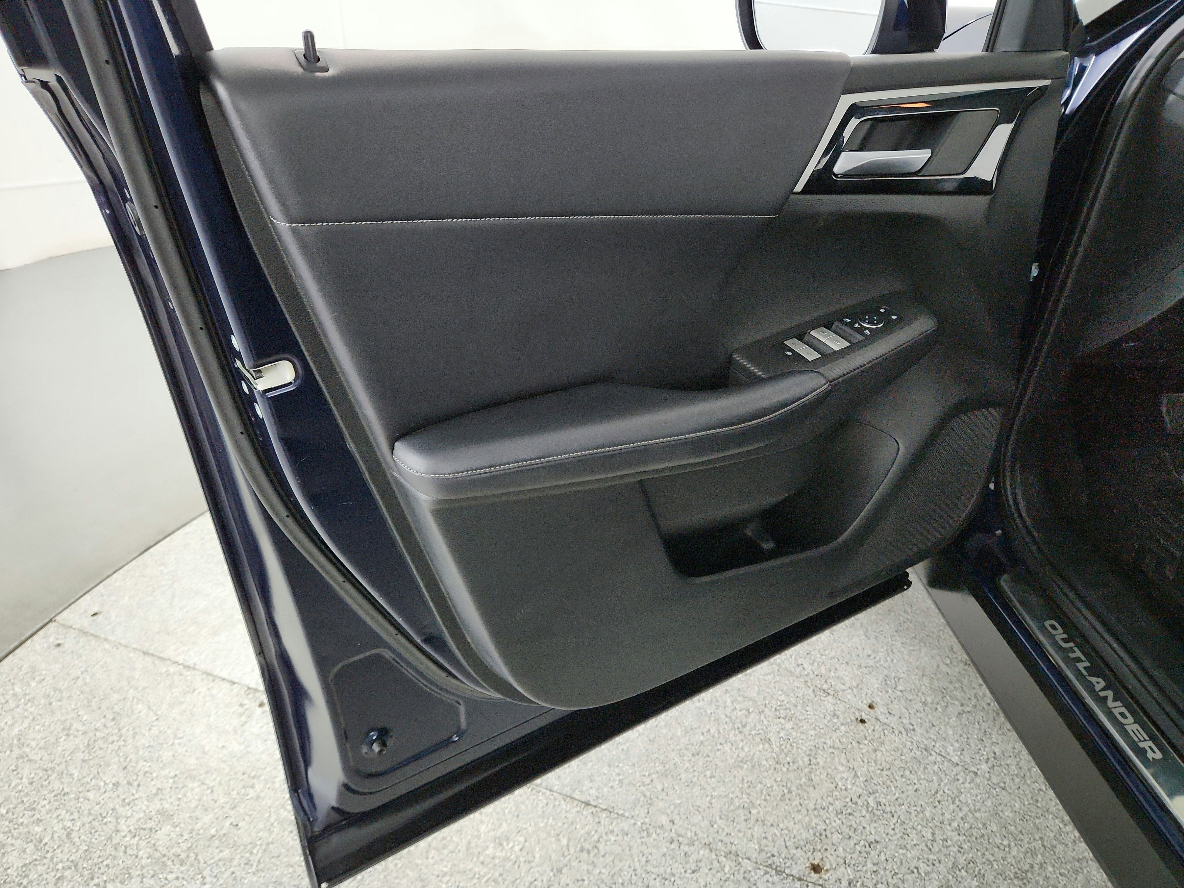 2023 Mitsubishi Outlander Base