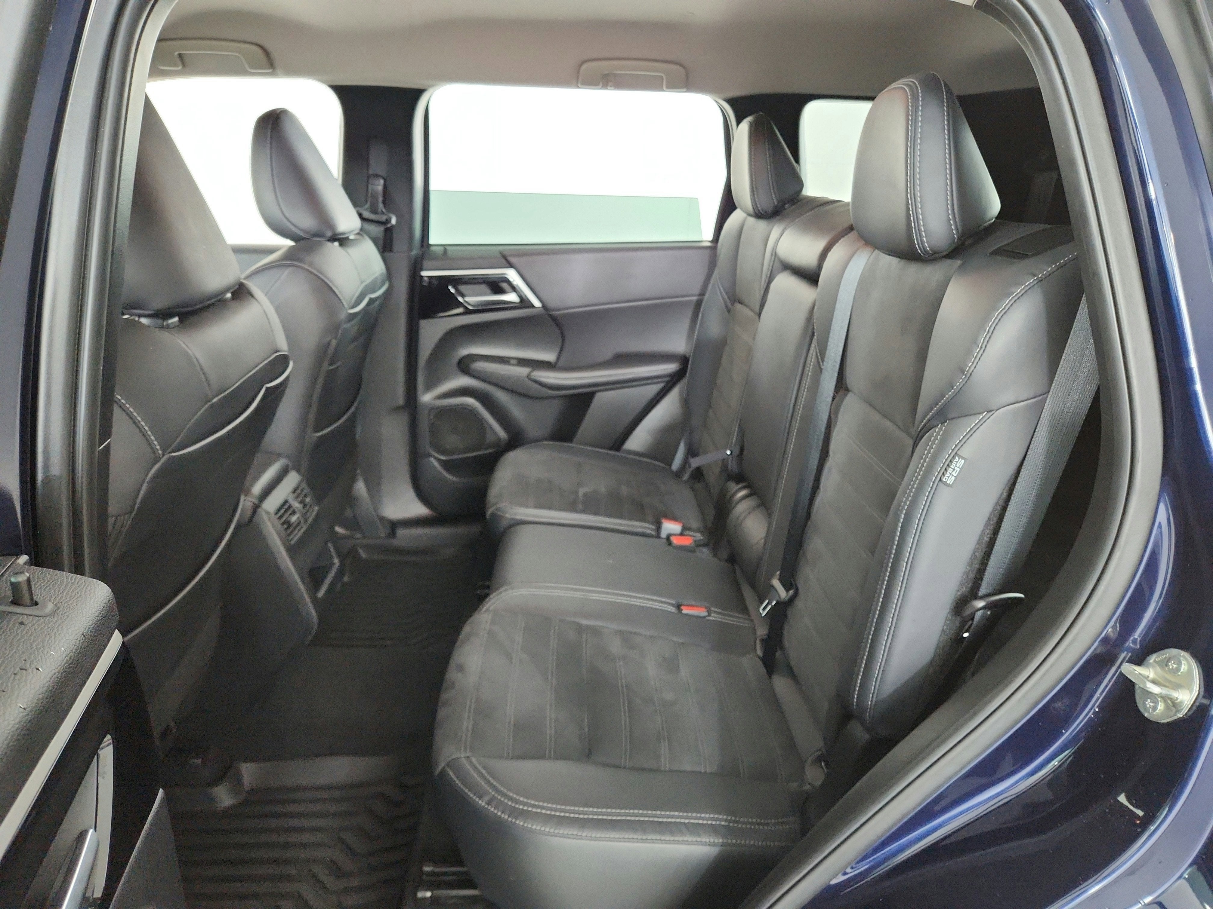2023 Mitsubishi Outlander Base