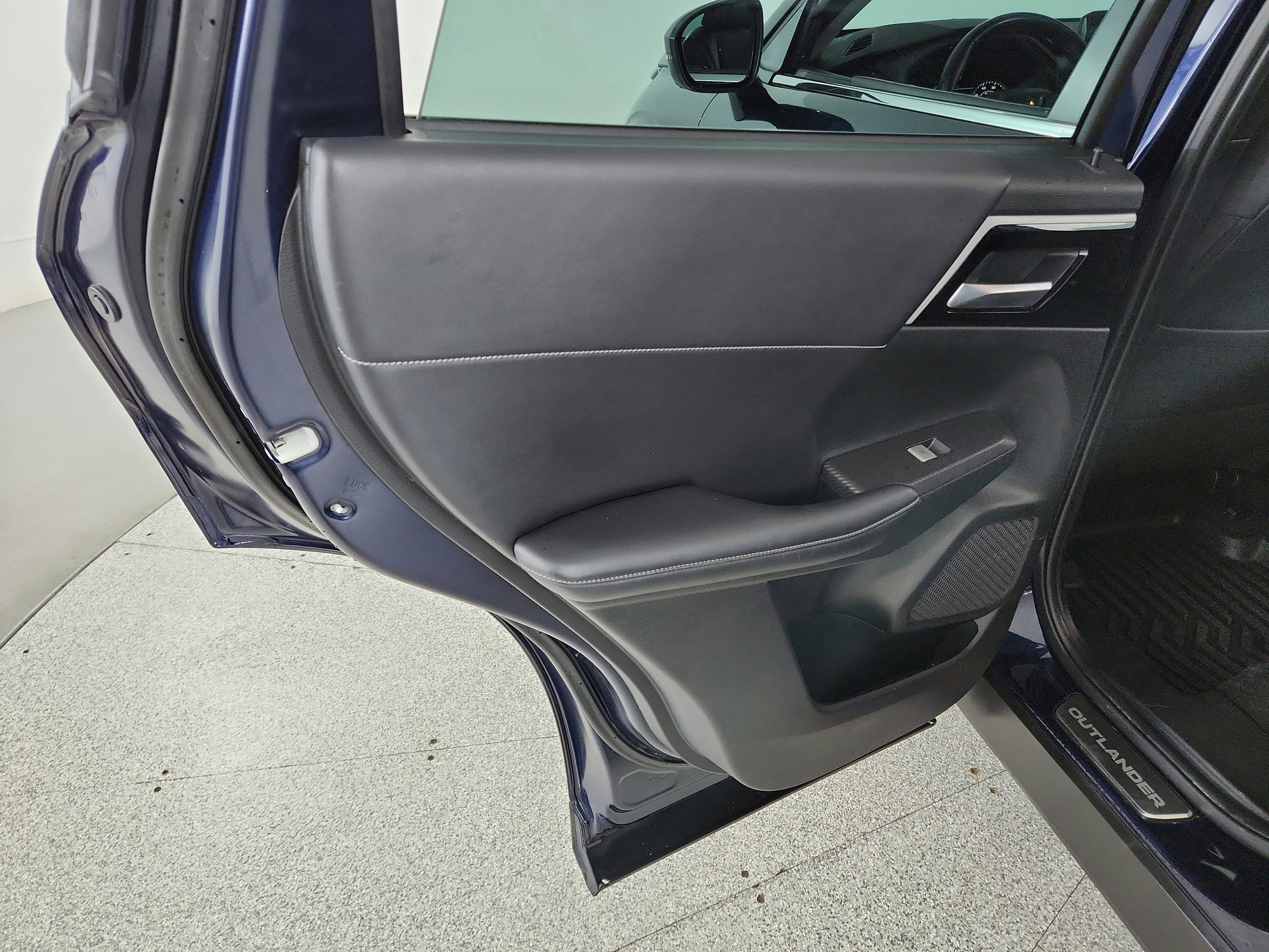 2023 Mitsubishi Outlander Base