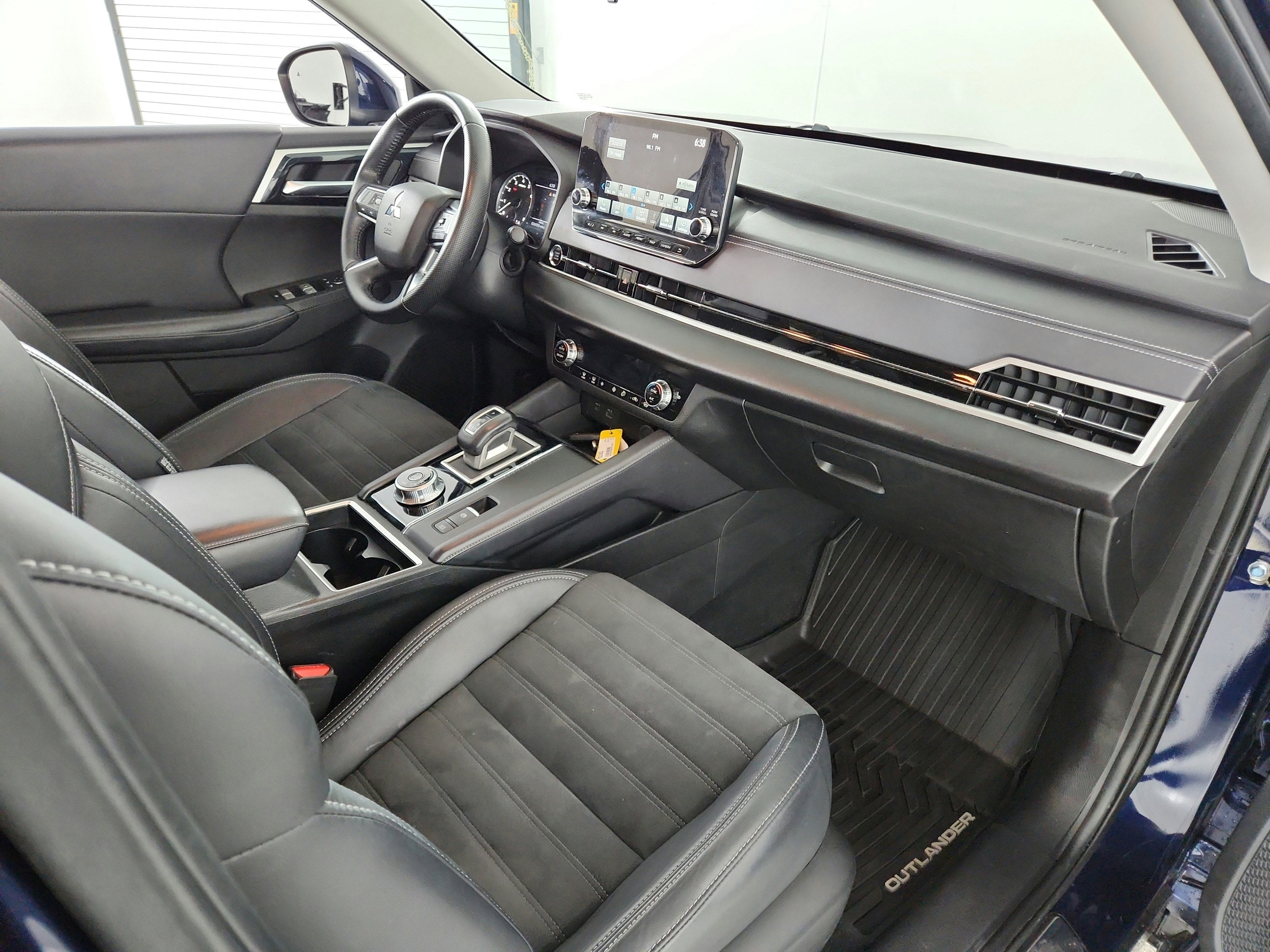2023 Mitsubishi Outlander Base