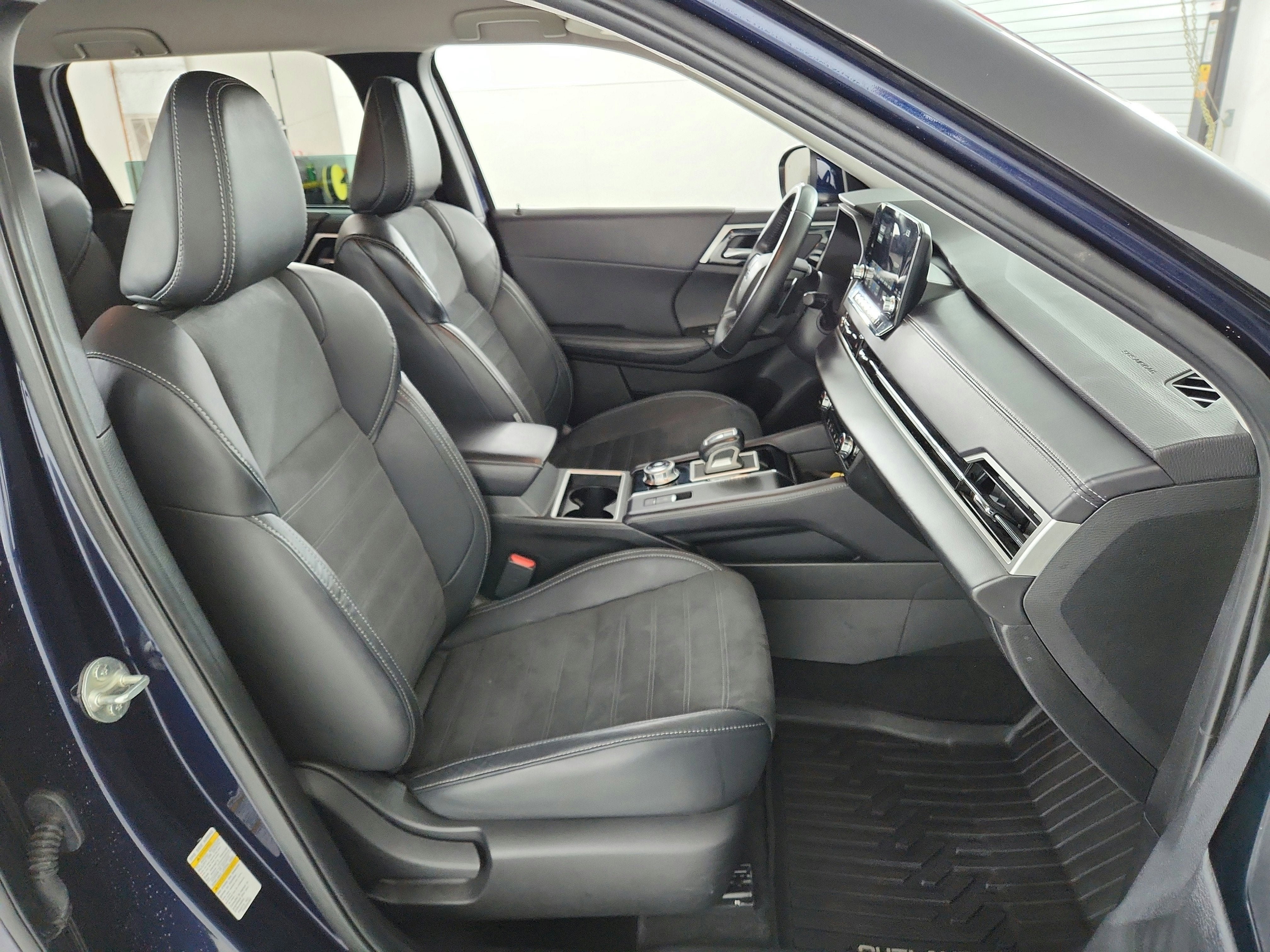 2023 Mitsubishi Outlander Base