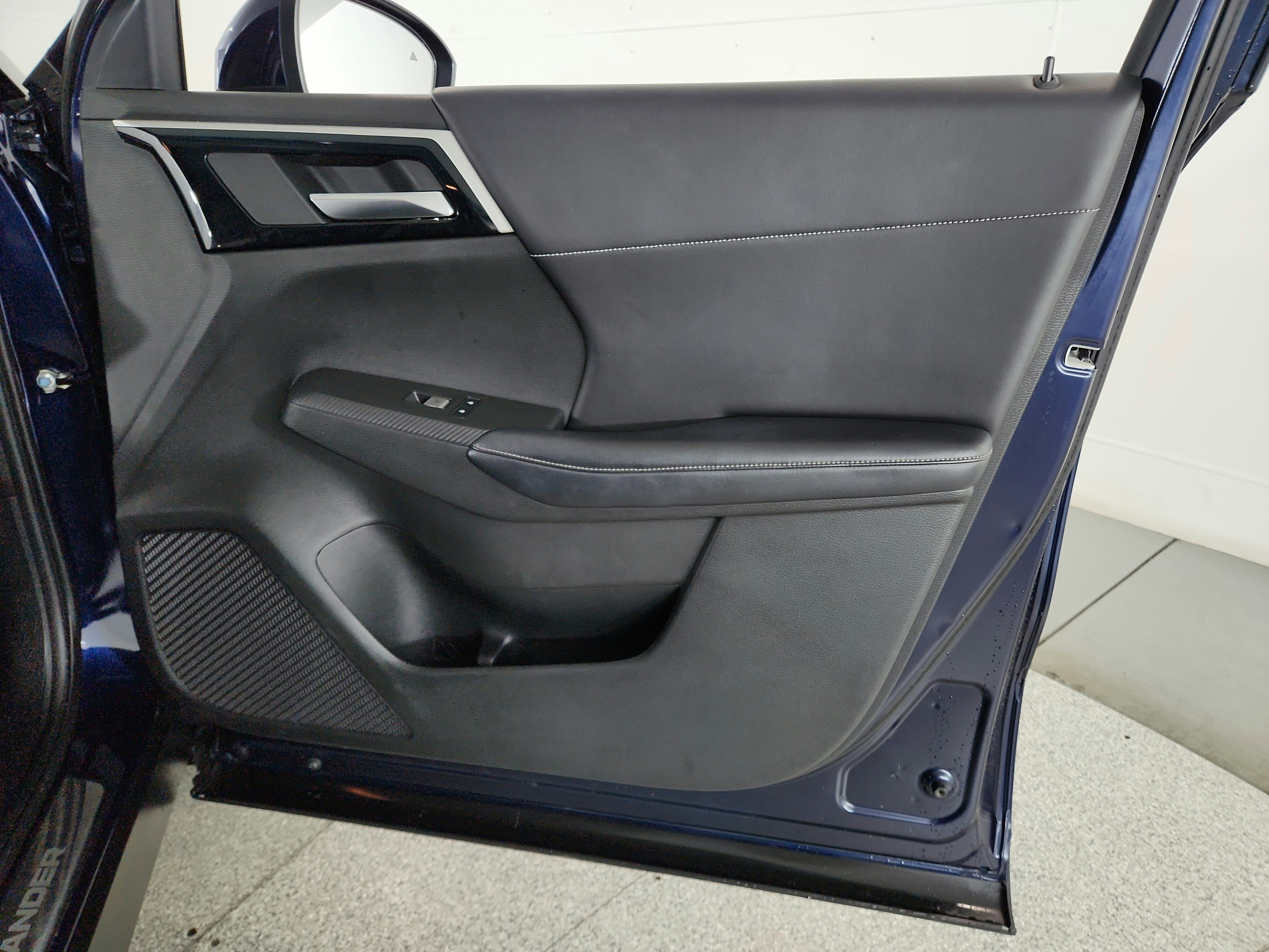 2023 Mitsubishi Outlander Base