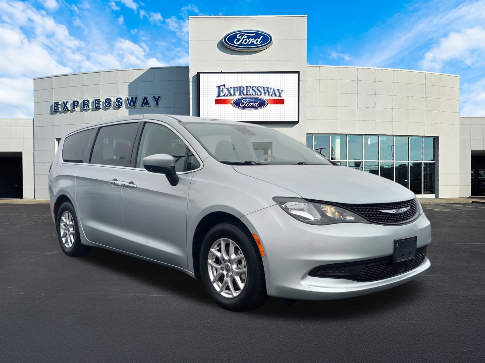 2023 Chrysler Voyager LX