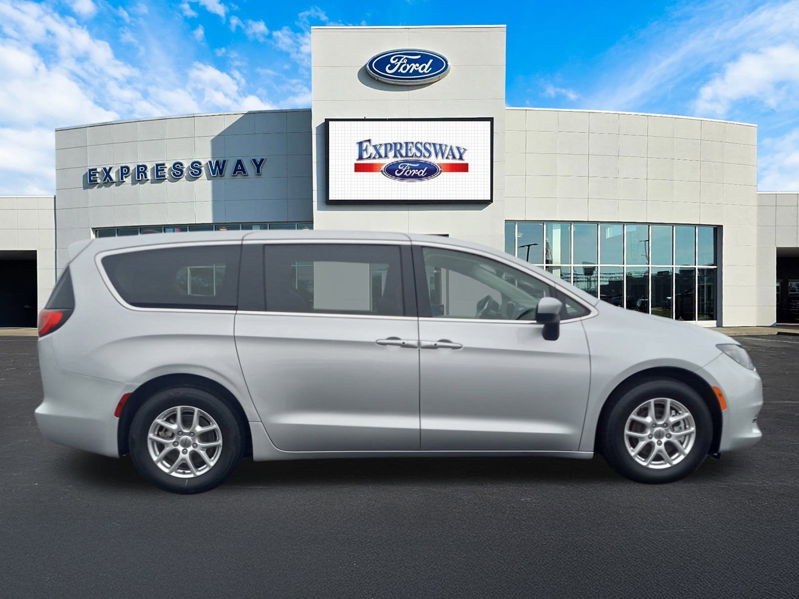 2023 Chrysler Voyager LX