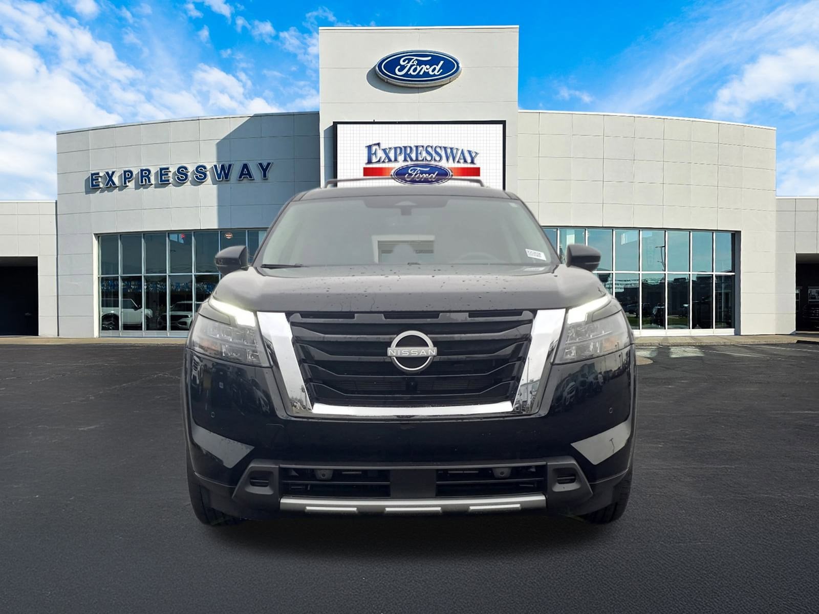 2025 Nissan Pathfinder SL