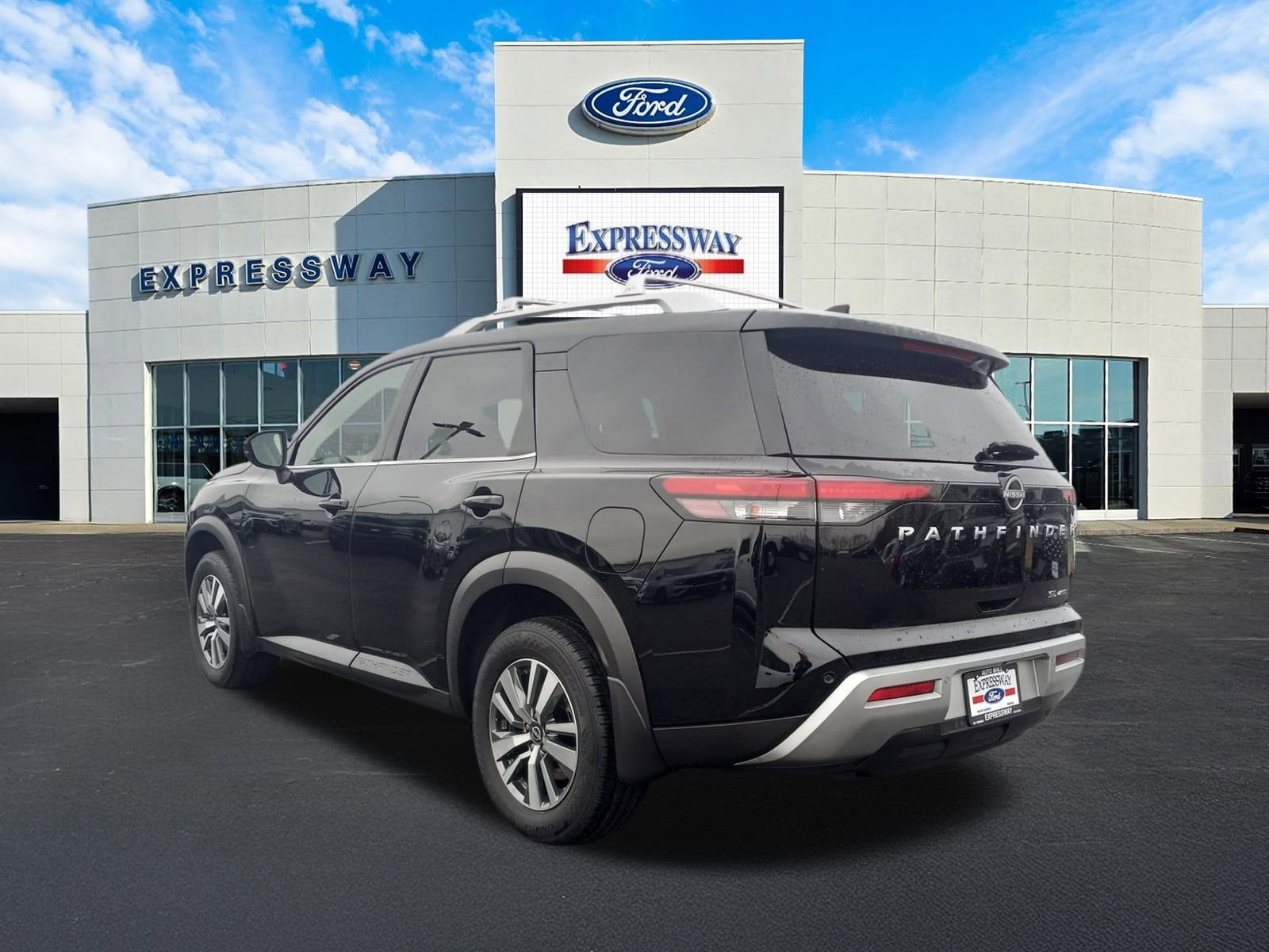 2025 Nissan Pathfinder SL