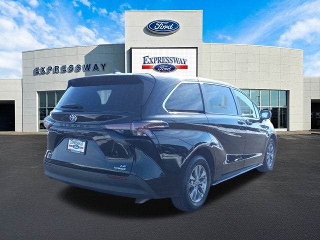 2024 Toyota Sienna LE