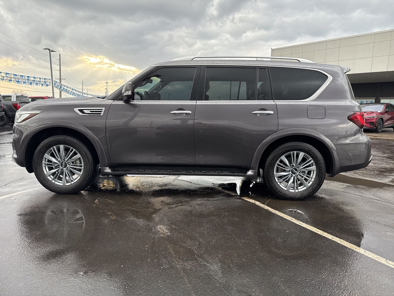 2023 INFINITI QX80 LUXE